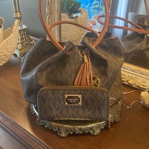 Genuine Micheal Kors  Signature Satchel  Tote Bag with Tassel And Wallet Bundle